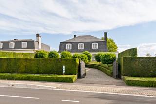 Charmante villa in Franse stijl, kwalitatieve en elegante afwerking, en perfect onderhouden. Mooie oprit met toegangspoort, grote dubbele garage, en prachtig aangelegde omheinde tuin. <br /><br />INDELING: inkom en traphal met apart toilet, gezellige living met salon en zithoek (mooi parket, sierschouw), die uitkijken op de prachtige tuin, volledig ingerichte luxe-keuken biedt alle comfort en grenst aan een aparte bureau- of hobbyruimte, ideaal voor thuiswerk of een rustig hoekje. Op de eerste verdieping bevinden zich vier volwaardige slaapkamers en een badkamer. Handige zolder en extra kelder. <br /><br />Bezoek na afspraak met IMMO BEGUIN: info@immobeguin.be
