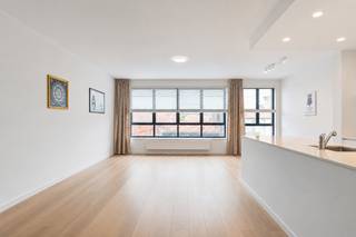 Instapklaar appartement met 2 slaapkamers, terras en kelderberging op centrale ligging
Op de derde verdieping bevindt zich dit volledig instapklare en piekfijn onderhouden appartement. Dankzij de centrale ligging geniet u van een vlotte bereikbaarheid en bevinden het centrum van Turnhout, winkels, scholen, openbaar vervoer en andere voorzieningen zich op wandel- of fietsafstand.
Het appartement beschikt over een ruime en lichtrijke leefruimte met een moderne open keuken, volledig uitgerust. Verder zijn er twee slaapkamers, een verzorgde badkamer met douche en een aparte berging met aansluitingen voor een wasmachine en droogkast.
Aan de achterzijde bevindt zich een aangenaam terras waar u in alle rust kunt genieten. Het appartement is afgewerkt met een mooie parketvloer, wat zorgt voor een warme en stijlvolle uitstraling. Alles is tot in de puntjes onderhouden en verkeert in uitstekende staat.
Tot slot beschikt het appartement over een praktische kelderberging, ideaal als extra opbergruimte.
Daarnaast beschikt het appartement over een gunstig EPC-label B (181 kWh)
Bent u op zoek naar een verzorgd, instapklaar appartement? Contacteer ons vandaag nog voor een bezoek
*Oppervlakten zijn louter indicatief conform het EPC-certificaat