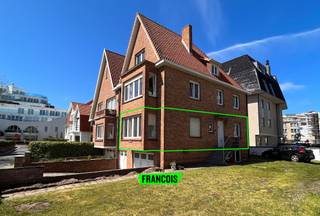 Dit gerenoveerde appartement met twee slaapkamers is gelegen in een rustige buurt van Koksijde. Het beschikt over een moderne inrichting,...