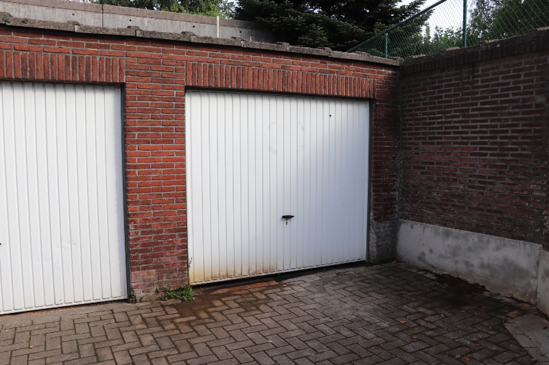Centraal gelegen garagebox van 19m2 met volgende afmetingen:- garagebox: 6,38 x 2,78- garagepoort: 2,10 x 1,88.Beschikbaar bij akte.