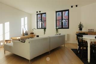 <p><span>GENT - Krijgsgasthuisstraat 2B: Ben je op zoek naar een </span><span>ruim duplex appartement te huur in Gent?</span><span> Dan is dit pand mogelijk iets voor jou.</span></p><p><span> </span></p><p><span>De voornaamste troeven:</span></p><ul><li><span>Kwalitatief gerenoveerd</span></li><li><span>Lichtrijke leefruimtes</span></li><li><span>Uitstekende locatie: nabij supermarkten, winkels, restaurants, etc.</span></li><li><span>Vlakbij belangrijke uit- en invalswegen</span></li></ul><p><span> </span></p><p><span>Indeling:</span></p><p><span>Het duplex appartement is gelegen op de eerste verdieping zonder lift.</span></p><p><span>Lichtrijke leefruimte met terras, volledig ingerichte open keuken. Op de verdieping bevindt zich de hal met ingebouwde kast, twee slaapkamers, apart toilet en de badkamer uitgerust met douche, lavabomeubel en aansluiting wasmachine.</span></p><p><span> </span></p><p><span>Ruime kelderberging aanwezig!</span></p><p><span> </span></p><p><span>Belangrijke informatie:</span></p><p><span>Beschikbaar vanaf: 01/11/2026. Domicilie verplicht.</span></p><p><span>Huurprijs: € 1.250 euro/maand + € 10 euro/maand algemene kosten. EGW (elektriciteit, gas en water) afzonderlijk af te rekenen. </span></p><p><span> </span></p><p><span>Interesse in dit knap appartement? Vraag dan snel jouw bezoek aan via onze website www.axellenaerts.be!</span></p><p><span> </span></p>