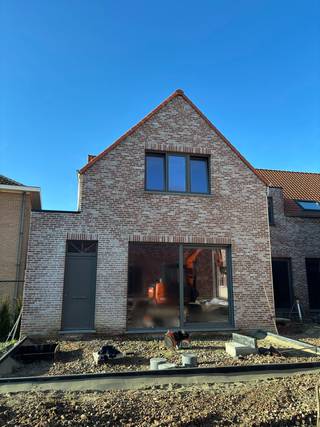 <p><strong>Te koop: Casco woning 2 met veel potentieel – aan 6% btw</strong><br />Woning 2 maakt deel uit van een <strong>kleinschalig woonproject met meerdere woningen</strong>, opgevat als een aangename <strong>woongemeenschap</strong>. Dit biedt extra voordelen zoals <strong>meer veiligheid</strong>, een rustige woonomgeving en een sterk buurtgevoel.</p>
<p>De casco woning vormt een uitstekende basis om volledig naar eigen smaak af te werken en beschikt over <strong>2 slaapkamers</strong>, een <strong>badkamer</strong>, een <strong>keuken</strong> en een <strong>open leefruimte</strong> die zorgt voor een ruimtelijk en licht gevoel. Daarnaast zijn er <strong>parkeergelegenheden</strong> voorzien, wat extra comfort en gemak biedt.</p>
<p><strong>Verkoop aan 6% btw (onder voorwaarden).</strong><br />Interesse? Neem gerust contact op voor meer informatie of een bezoek.</p>