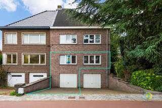 <p><span>In Koningslo, vlot bereikbaar met de wagen en het openbaar vervoer, vindt u dit gelijkvloerse appartement met privatieve tuin, gelegen in een kleinschalig gebouw zonder lift en zonder gemeenschappelijke lasten.</span></p><p><span>De lichtrijke leefruimte biedt voldoende plaats voor zowel een gezellige zithoek als een eetplaats. De open keuken is grotendeels uitgerust en sluit mooi aan op de leefruimte. Het appartement beschikt over twee slaapkamers, waarvan één toegang tot de privatieve tuin. De badkamer is uitgerust met een ligbad met douchefunctie en een dubbele wastafel en er is een apart toilet.</span></p><p><span>Bovendien beschikt het appartement ook over een kelder met aansluiting voor wasmachine en een garage. </span></p><p><span> </span></p>