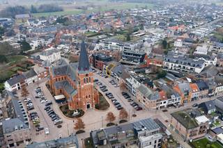 Op een absolute toplocatie in het hart van Putte bevindt zich dit veelzijdige handelspand met bovengelegen appartement. Dankzij de centrale ligging geniet het pand van een uitzonderlijke visibiliteit en een uitstekende bereikbaarheid. Gelegen midden in het centrum, op wandelafstand van winkels en openbaar vervoer en in de nabijheid van belangrijke invalswegen, biedt dit eigendom tal van mogelijkheden voor ondernemers en investeerders.<br /><br />Het handelsgelijkvloers werd uitgebaat als café en beschikt vooraan over een ruim terras waar gasten bij mooi weer kunnen genieten, evenals een overdekt terras. Via een aparte inkomhal betreedt u de zaak, waar u wordt verwelkomd in een indrukwekkende open ruimte met een ronde bar als centraal middelpunt en een dj-booth. Verder zijn er voldoende sanitaire voorzieningen aanwezig. Achteraan bevindt zich ruimte voor de keuken met aansluitende bijkeuken en extra bergruimte.<br /><br />Via een aparte hal bereikt u de eerste verdieping, waar het bovenliggende appartement zich bevindt. Dit appartement beschikt over een eigen inkomhal met apart gastentoilet en vestiaire. De hal leidt naar een ruime leefruimte met plaats voor een gezellige zithoek en aparte eetruimte, evenals een afzonderlijke keuken voorzien van de voornaamste toestellen. Daarnaast zijn er twee volwaardige slaapkamers en een badkamer uitgerust met dubbele lavabo en douchebad. Tot slot beschikt het pand over een ruime zolder en zijn er voldoende parkeermogelijkheden zowel bij het handelspand als op het nabijgelegen kerkplein.<br /><br />U bent verplicht deze woning binnen de 6 jaar na aankoop grondig energetisch te renoveren.<br /><br />Dit is een uitstekende opportuniteit als u op zoek bent naar een handelspand met bovengelegen woonst op een toplocatie te Putte. Contacteer ons voor meer informatie op 0474 78 07 73 of neem een kijkje op www.boonstravastgoed.be . <br /><br />Bijzonderheden:<br />- Geweldige locatie<br />- Uitzonderlijke visibiliteit<br />- Toplocatie in het centrum<br />- Handelspand met appartement