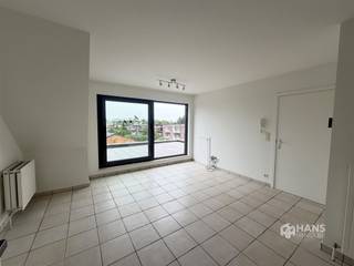 <p><span>Bright and cozy 1-bedroom apartment (50 m²) with a spacious NW- & -basement terrace, located in Berchem </span></p><p><span>3rd floor</span></p><p><span>(NO ELEVATOR)</span></p><p><span>Layout: </span></p><p><span>- living area with open kitchen on tile flooring (23 m²)</span></p><p><span>- Kitchen equipped with a new electric stove and range hood</span></p><p><span>- bedroom (14 m²)</span></p><p><span>- bathroom with shower stall, toilet, sink, and connections for a washer and dryer (9 m²)</span></p><p><span>- Northwest-facing terrace (20 m²)</span></p><p><span>- Separate basement storage room (2.6 m²)</span></p><p><span><br /><br /></span></p><p><span>EXTRA: FIXED COSTS €10/month (metered), separate gas, electricity, and water meters, NO ELEVATOR!</span></p><p><span> </span></p>