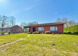 Deze open bebouwing (BJ 1972) bevindt zich op een schitterend perceel van maar liefst 2.108 m² in een uitzonderlijk rustige en gegeerde omgeving te Oosteeklo ! Het gaat hier over een echte TOPligging in een straat waar zelden woningen te koop worden aangeboden, wat dit eigendom des te unieker maakt ! <br /><br />De woning werd doorheen de jaren steeds goed onderhouden en bevindt zich in haar oorspronkelijke staat, wat tal van mogelijkheden biedt voor wie graag naar eigen smaak wil moderniseren. Binnenin geniet u van een gezellige leefruimte met mooie uitzichten op het omliggende groen, evenals een verzorgde keuken en drie mooie slaapkamers.<br />Bovendien werd het dak reeds aangepakt en is er GEEN asbestonderdak aanwezig. De structuur van de woning is goed, wat een solide basis vormt voor verdere renovatie of opfrissing.<br /><br />Het perceel van 2.108 m² is mooi rechthoekig en agrarisch gelegen, wat zorgt voor een bijzonder open en rustgevend gevoel. De sublieme tuin vormt een absolute troef en er bevinden zich meerdere bijgebouwen (aparte garage + stalling).<br /><br />Kortom, een eigendom met karakter, ruimte en uitzonderlijk potentieel op een zeldzame rustige locatie ! Meer info of een bezoek? Graag een mail naar hallo@wijsvastgoed.be ! We nemen dan spoedig contact op voor een bezoekmoment.