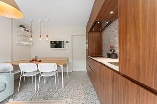 Langs de Koninklijke Baan te Koksijde vinden we dit energiezuinig recent (bj. 2024) appartement te koop. Dit instapklaar appartement werd piekfijn afgewerkt en voorzien van de nodige domotica. Gelegen op nog geen 200m van het strand, vlakbij het openbaar vervoer en op dichtbij alle winkels, kortom: uw ideale (tweede) thuis aan zee!INDELING> 2de verdieping: - ruime inkomhal met ingemaakte kasten en inklapbaar dubbel bed- badkamer met toilet, lavabo en douche- leefruimte met geïnstalleerde keuken en toegang tot het zongericht balkon- slaapkamer> In de kelder beschikt u over een private berging.TROEVEN+ BijnaEnergieNeutraal (BEN) appartement: E10 / EPC A+ Vloerverwarming op aardgas+ Ideale ligging op enkele passen van zee, winkels en het openbaar vervoer+ Gelegen in toeristische zone: vakantieverhuur mogelijkInteresse in dit instapklaar appartement te koop te Koksijde? Neem dan zeker contact op met de dossierverantwoordelijke Sarah Velle via 0470 10 52 78 of sarah.velle@dewaele.com.