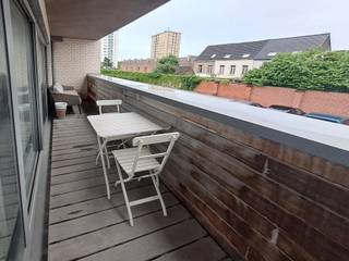 <span>Dit leuk en gezellig </span><strong>2 slaapkamer appartement</strong><span> biedt alle comfort. Met een ligging </span><strong>nabij Gent Zuid</strong><span>, in de nabijheid van fietsroutes die een makkelijke verbinding bieden naar de binnenstad en een makkelijke toegang naar de autosnelweg of de R40 is de perfecte uitvalsbasis voor wie in Gent wil wonen.</span><br /><br /><span>De</span><strong><span> ruime </span>leefruimte</strong><span> met </span><strong>open geïnstalleerde keuken</strong><span> biedt via het grote schuifraam toegang tot het leuke </span><strong>terras</strong><span>. De open keuken is voorzien van een vitrokeramische kookplaat, een dampkap, een hete luchtoven, een inbouwkoelkast en een vaatwasmachine. </span><span>Achter de keuken ligt de berging, </span><span>waar</span><span> plaats </span><span>is</span><span> voor een wasmachine en droogkast.</span><br /><br /><span>De </span><strong>badkamer</strong><span> is uitgerust met een dubbele wastafel met spiegelkast en douche in het bad. Verder zijn er <strong>2 slaapkamers</strong>, en een apart toilet. Aan de slaapkamers paalt nog een klein terras. </span><br /><span><br /></span><strong>Domicilie verplicht</strong><span>.</span><br /><span></span><span></span><strong>Huurprijs : 1.050 Euro per maand</strong><br /><span>Huurwaarborg : 3 maanden huur</span><br /><strong>Gemeenschappelijke lasten : 90 Euro forfait per maand</strong><br /><span>Er zijn individuele tellers voor water, gas en electriciteit.</span><br /><span>Mobiscore : 9,5/10</span><br /><span></span><strong>Beschikbaar vanaf 01/08/2026</strong><br /><span>bezoeken enkel op afspraak na regsitratie op onze website.</span><br /><br /><strong>Een bezoek plannen? Dit kan enkel via onze website www.stellarimmo.be/te-huur. Ga naar het pand en klik op "Een bezoek aanvragen" (onder de foto van de makelaar).<br /><br />Verdere info via martine@stellarimmo.be</strong>