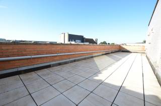 Goed gelegen dak appartement (4de verdieping) met twee mooie grote zonneterrassen in een rustige buurt. <br /><br />Indeling:<br /><br />Woonkamer, ingerichte keuken, 2 ruime slaapkamers, badkamer met toilet, bergkast, 2 grote zonneterrassen (65m²), privatieve berging op gelijkvloers. <br /><br />- Dubbele beglazing PVC<br />- Gemeenschappelijke fietsenberging<br />- Kleine residentie.