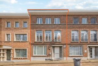 <strong>Gerenoveerde woning met 5 slaapkamers en parkeerplaats</strong><br /><br />📊 EPC C<br />🛏️ 5 slaapkamers<br />🌿 Zuidwestgerichte tuin<br /><br />In een aangename en centraal gelegen straat in Temse bevindt zich deze volledig gerenoveerde woning die ruimte, comfort en een uitstekende ligging combineert. De woning ligt op korte afstand van het centrum, winkels, scholen en openbaar vervoer, en geniet bovendien van een vlotte verbinding richting Sint-Niklaas, Antwerpen en de E17.<br /><br />De woning is instapklaar en werd kwalitatief vernieuwd. Binnenin treft u lichtrijke leefruimtes en een doordachte indeling aan, met maar liefst vijf volwaardige slaapkamers, ideaal voor grote gezinnen of wie extra ruimte zoekt voor bureau- of hobbygebruik. Achteraan geniet u van een zuidwestgerichte tuin.<br />Een bijkomende troef is de privatieve parkeerplaats, een absolute meerwaarde op deze centrale locatie.<br /><br /><strong>Troeven</strong>
<ul>
<li>Volledig gerenoveerd en instapklaar</li>
<li>Centrale verwarming op gas</li>
<li>5 slaapkamers</li>
<li>Zuidwestgerichte tuin</li>
<li>Kelder aanwezig</li>
<li>Privatieve parkeerplaats</li>
<li>Centrale ligging in Temse</li>
<li>EPC C</li>
</ul>
<br />Bent u op zoek naar een ruime, instapklare woning met alle hedendaags comfort op een centrale locatie? Dan is deze woning beslist een bezoek waard!<br />Voor meer informatie of een bezoek: niels@berno.be – 052/20.24.40