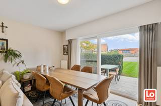 Goed gelegen en energiezuinig gelijkvloers appartement met een inkomhal, een ruime leefruimte met aansluitend een aangenaam zuid georiënteerd...