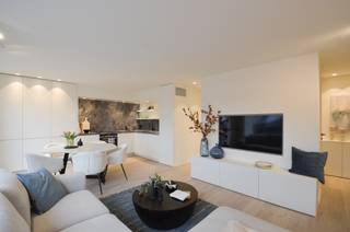 Penthouse entièrement rénové avec deux grandes terrasses (environ 50 m²), situé à proximité de la mer.Il se compose d’un hall d’entrée avec...