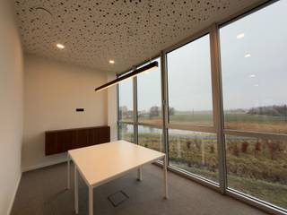 Combinatie van een moderne kantoorruimte met open space en 4 vergaderruimtes, aangevuld met een magazijn van 835 m², ruime parkeermogelijkheden...