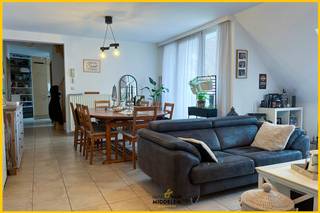 Immo Van Middelem verhuurt dit instapklare duplex appartement (± 96 m²) met 2 kamers en terras. De ligging biedt tal van troeven: handelaars...