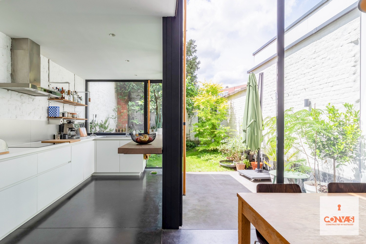 Gerenoveerde gezinswoning met prachtige tuin - foto 4