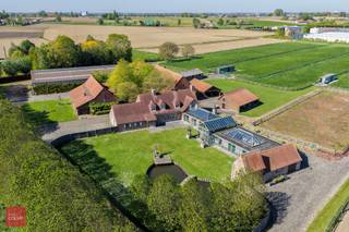Deze eigendom bestaat uit een villa met bijgebouw, paardenaccommodatie en omheinde weides.De villa omvat een inkomhal, ruime leefruimte, keuken,...