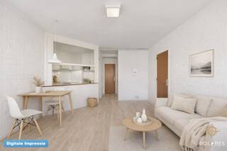 Op een uitstekende locatie, op wandelafstand van het centrum van Leuven, bevindt zich deze éénslaapkamerflat met een bewoonbare oppervlakte van 36 m² volgens EPC. De flat beschikt over een aparte slaapkamer, een badkamer en een open keuken die aansluit op de leefruimte. De flat bevindt zich aan de achterzijde van het gebouw, waardoor ze rustig gelegen is. Hoewel de flat een opfrissing kan gebruiken, biedt dit een mooie opportuniteit om het volledig naar eigen smaak en stijl in te richten.<br /><br />De ligging is zonder twijfel een van de grootste troeven: UZ Leuven bevindt zich vlakbij, openbaar vervoer is bereikbaar op slechts 150 meter en ook winkels, horeca en andere voorzieningen liggen binnen handbereik. Dankzij deze centrale en strategische locatie is de flat bijzonder geschikt voor studerende kinderen, starters of investeerders die op zoek zijn naar een interessant en vlot verhuurbaar pand in Leuven.<br /><br />Een ideale kans voor wie betaalbaar wil wonen of investeren op een topligging.<br /><br />Meer info of een bezoek: Marijke@polares.eu