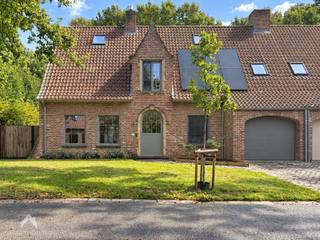 <p><span>Deze karaktervolle halfopen woning is rustig gelegen op een gegeerde locatie in een doodlopende straat, met een vlotte verbinding naar de E403. De woning combineert charme, ruimte en een hoogwaardige afwerking met duurzame materialen.</span></p>
<p><span>Via de inkomhal bereik je de ruime leefruimte en de grote, volledig geïnstalleerde keuken. Verder beschikt het gelijkvloers over een polyvalente ruimte, ideaal als kantoor of hobbyruimte, een praktische berging en een apart gastentoilet.</span></p>
<p><span>De ruime, oostgerichte tuin is een absolute troef en biedt een heerlijke plek om van de ochtendzon te genieten. Parkeren kan eenvoudig in de garage of op de extra parkeerplaats op eigen terrein.</span></p>
<p><span>Op de eerste verdieping bevinden zich drie slaapkamers en een verzorgde badkamer met douche, dubbele lavabo en toilet. De ruime zolder biedt bovendien heel wat mogelijkheden en kan ingericht worden als extra (slaap)kamers.</span></p>
<br />Extra troeven<br /><br />
<ul>
<li>EPC A</li>
<li>airco in elke kamer</li>
<li>warmtepomp lucht-lucht</li>
<li>22 zonnepanelen</li>
<li>regenwaterput 5000l</li>
<li>rolluiken</li>
<li>nabij belangrijke invalsweg, winkels, scholen</li>
<li>instapklaar</li>
</ul>
<br />
<p>Deze woning is te koop ZONDER makelaar via het concept van Smart Houses. Wenst u verdere inlichtingen of een bezoek? Contacteer rechtstreeks de eigenaar via +32477456698<span></span></p>