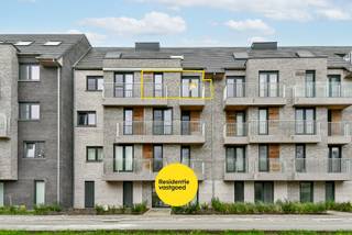 Dit recente duplex-appartement combineert modern comfort met een energiezuinige afwerking en een vlotte ligging. De lichtrijke leefruimte met open keuken geeft uit op een gezellig terras, terwijl de twee slaapkamers – waarvan één met extra terrasje – zich op de benedenverdieping bevinden. De badkamer met douche, aparte berging en conform elektriciteitsattest tot 2047 zorgen voor extra gebruiksgemak. Met een EPC-label A, ventilatiesysteem C+ en private staanplaats voldoet dit appartement aan de huidige woonnormen. Een instapklare en duurzame woonplek, ideaal als vaste stek of tweede verblijf aan de kust.<br /><br />Neem voorsprong met een vrijblijvende en gratis schatting van uw eigendom via:<br />http://www.residentievastgoed.be/gratisonlineschatten<br /><br />EPC: 54 kWh/m² - UC: 2019048481 ~ Vg, Wg, Gvkr, Gvv, Gmo ~ Ref. MI23316