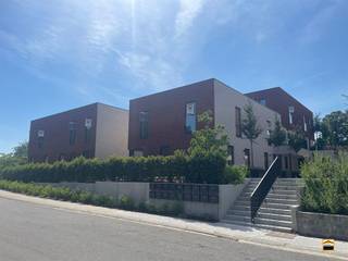 <p><span>Hoogafgewerkte woning met 3 slaapkamers en een mooie tuin van 44 m².</span></p><p><span> </span></p><p><span> </span></p><p><span>Pal in het centrum realiseert de promotor Helico nv een hoogkwalitatief woonproject. </span></p><p><span>Deze locatie werd geselecteerd gezien de centrale ligging. Al hetgeen een mens nodig </span></p><p><span>heeft doet zich op wandelafstand voor. Denken we maar aan winkels, openbaar vervoer,</span></p><p><span>restaurants, cafeetjes, recreatieve mogelijkheden, etc...</span></p><p><span>Het gebouw omvat 19 appartementen verdeeld over 3 bouwlagen op een kelderniveau.</span></p><p><span>De appartementen zijn verdeeld over meerdere gebouwen hetgeen resulteert in een aangenaam</span></p><p><span>ruimtelijk gevoel met veel lichtinval. In het kelder-niveau voorzien we ondergrondse autostaanplaatsen,</span></p><p><span>kelderbergingen, een vuilnisberging en een fietsberging. De kelderbergingen zijn ruim bemeten.</span></p><p><span>Het kelderniveau is bereikbaar via een lift.  </span></p><p><span>Er is een gemeenschappelijke fitness ruimte aanwezig.</span></p><p><span> </span></p><p><span>Deze woning beschikt over drie slaapkamers waarbij de woonvertrekken zich verspreid over 2 niveaus voordoen.</span></p><p><span> De leefruimte en keuken staan met elkaar in verbinding waarbij de keuken is uitgerust met een kookeiland. </span></p><p><span>Vanuit de leefruimte heb je rechtstreeks toegang tot het ruime terras met aansluitend het stadstuintje. </span></p><p><span>Het terras en de tuin hebben een zuidelijke oriëntatie. De leefruimte is ruim bemeten en geniet van veel lichtinval.</span></p><p><span> </span></p><p><span>Ondergrondse kelderberging en parkeerplaatsen zijn beschikbaar.</span></p><p><span> </span></p><p><span>Graag nodigen we U uit voor een bezoek ter plaatse.</span></p><p><span> </span></p>