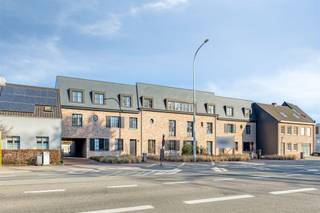 <p>Ontdek dit <strong>hoogwaardig afgewerkt nieuwbouwappartement</strong> in residentie Klaverhof, rustig gelegen nabij het centrum van Vosselaar en met vlotte verbindingen naar omliggende gemeenten.</p><p>Het appartement heeft een<strong> bewoonbare oppervlakte van 102,14 m²</strong> en beschikt over een<strong> ruim terras van 20,18 m²</strong>.</p><p>Bij het betreden van het appartement komt u in een ruime inkomhal met apart toilet. Van hieruit bereikt u de lichtrijke leefruimte, waar grote raampartijen zorgen voor een aangenaam zicht op de tuin en het terras. De open keuken sluit naadloos aan op de leefruimte en is volledig uitgerust met <strong>kwalitatieve toestellen</strong>, waaronder een inductiekookplaat, dampkap, vaatwasser, ingebouwde koelkast, combi-oven en lavabo. Verder beschikt de keuken over een aparte berging met aansluiting voor was- en droogmachine. Het appartement beschikt over <strong>twee slaapkamers</strong> en een <strong>stijlvolle badkamer </strong>voorzien van inloopdouche, ligbad en wasmeubel.</p><p>Mogelijkheid tot aankoop aan 6% btw-regeling (onder voorwaarden).</p><p>Extra:<br />- Energiezuinige nieuwbouw (E-peil < 40)<br />- Ventilatiesysteem D<br />- Vloerverwarming<br />- Aankoop van autostaanplaats en kelderberging verplicht!<br />- Prijs exclusief notariskosten en BTW! <br />- P-score A, G-score A <br />- Woongebied, Vg, Gvv, Gvkr, Gmo<br />- Niet opgenomen in het maatregelenregister</p><p>Dit appartement is momenteel <strong>verhuurd</strong>, wat het bijzonder interessant maakt voor <strong>investeerders</strong>.</p><p>Voor meer info ga naar www.coenenvastgoed.be of bel 03/375.82.92</p>