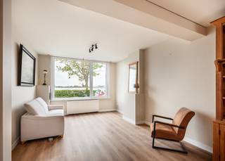 <p>Deze gezinswoning combineert vier slaapkamers, een recent vernieuwde keuken en badkamer, een zonnig terras en EPC-label B. De ligging tegenover de Spuikom maakt het pand uitzonderlijk: een rustige straat met direct zicht op een getijdenmeer, en toch op tien minuten van het centrum.</p><p><strong>Gelijkvloers</strong></p><p>Via de inkomhal kom je in een ruime woonkamer met goede lichtinval en open zicht. De aansluitende keuken werd vernieuwd en is uitgerust met vaatwasser, inductiekookplaat, oven en dampkap.</p><p>Het gastentoilet en een wasplaats bevindt zich eveneens op het gelijkvloers.</p><p></p><p>Het terras is compact, maar krijgt veel zon — een praktische buitenruimte zonder veel onderhoud.</p><p></p><p><strong>Eerste verdieping</strong></p><p>De eerste verdieping telt twee ruime slaapkamers, beide voldoende groot voor een tweepersoonsbed met kasten. De badkamer werd vernieuwd en bevat een douche, wastafel en toilet.</p><p></p><p><strong>Tweede verdieping</strong></p><p>Onder het dak liggen nog twee slaapkamers, voorzien van nieuwe Velux-dakramen. Beide ruimtes zijn bruikbaar als kinderkamer, logeerkamer, thuiskantoor of hobbyruimte.</p><p>Een aparte technische ruimte herbergt de condensatieketel en biedt extra bergruimte.</p><p></p><p><strong>Energie en onderhoud</strong></p><p>Het dak werd geïsoleerd en de woning werd asbestvrij gemaakt. Het EPC-label B bevestigt dat de belangrijkste energie-ingrepen zijn uitgevoerd.</p><p></p><p><strong>De Spuikom</strong></p><p>De Spuikom is een getijdenmeer is een omgeving is een combinatie van natuurgebied en recreatieplek.</p><p>Rond de Spuikom loopt een wandelpad. Aan de oever vind je de historische Oesterputten en verschillende rustplekken. DE watersportclubs maken het meer tot een actieve plek voor zeilers, roeiers en surfers.</p><p></p><p>De Schietbaanstraat ligt in een rustig deel van Oostende, op ongeveer tien minuten van het centrum, de winkelstraten, het station en het strand. Scholen, bushaltes en dagelijkse voorzieningen liggen op wandel- of fietsafstand. Voor wie pendelt: de aansluiting op de invalswegen is vlot.</p><p></p><p><strong>Interesse? Contacteer ons voor een bezoek. </strong></p>