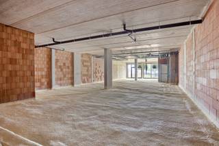 Bent u op zoek naar een unieke kans om uw professionele dromen waar te maken? Dit pand met een oppervlakte van maar liefst 203 m² wordt casco aangeboden, wat u de vrijheid geeft om uw eigen invulling te geven.<br />Gelegen midden in het hart van Nieuwpoort, een bruisende omgeving met een uitstekende zichtbaarheid, parkeermogelijkheid voor de deur en voetgangerspassage met een wandelpromenade tot aan de Zeedijk. <br /><br />De vermelde prijs is een richtprijs, elk bod hoger of lager dan deze prijs wordt voorgelegd aan de eigenaar die zich het recht voorbehoudt om dit te aanvaarden of te weigeren.<br /><br />Bent u geïnteresseerd? Neem vandaag nog contact met ons op om een afspraak in te plannen.