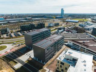 Phenomenally located offices with an area of 500 m² (and more) for rent on The Loop, barely 2 km from the E40/E17 interchange and near the R4 in Zwijnaarde. This unique location ensures excellent accessibility, both by car and public transport, and is just a few minutes from the centre of Ghent.<br /><br />The turnkey offices are located in two high-quality newly built BEN office buildings, one of which has four floors and the other five. Each of these floors is fully leased, allowing you to benefit from a spacious and efficiently equipped working area. <br />The buildings are connected by a centrally located central square, attractively and modernly designed as a relaxation area.<br />One of the absolute strengths of this project is its sustainability. The offices are equipped with a combination of innovative technologies such as a PV system, geothermal energy, climate ceilings and DALI-controlled lighting. Moreover, there are no fossil fuels.<br />Furthermore, the buildings have ample parking facilities, which is a big plus for both employees and visitors.<br /><br />The offices are available immediately. Establish your business in this exceptional environment and enjoy all the benefits this prime location has to offer. For more information or a no-obligation site visit, please contact PANORAMA B2B GENT KANTOREN on 09 225 09 02.