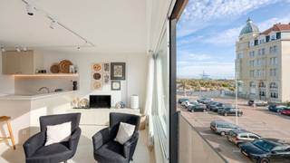 Heerlijk vakantie-appartement aan het strand van Zeebrugge met zicht op de duinen.Het appartement werd volledig gerenoveerd in 2022 met mooie...