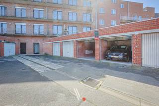 Deze garage bevindt zicht tussen de Meensesteenweg en de Rijselstraat en biedt een ideale oplossing voor de beperkte parkeermogelijkheden in centrum. <br />Er is in de garage zelf een manuele kantelpoort voorzien. <br /><br />Afmetingen:<br />Breedte poort: 2,12 m<br />Hoogte poort: 1,93 m<br />Breedte garage: 2,56 m<br />Diepte garage: 5,34 m<br /><br />Onmiddellijk beschikbaar. 