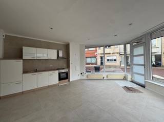 Volledig gerenoveerd gelijkvloers appartementje met twee slaapkamers en twee badkamers.Ideaal voor een koppel, alleenstaande of twee vrienden.•Ruime en lichtrijke living•Open keuken, volledig ingericht met kasten en toestellen•Badkamer met douche, lavabo en toilet•Tweede badkamer•Twee slaapkamersVerwarming: centrale verwarming op gas