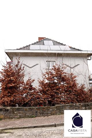 KNUSSE STARTERSWONING LANGS DE GEZELLIGE KAAI...Even buiten het handelscentrum vind je deze gezellige woning, met hoekligging en de eerste woning van de gekende woonwijk " d' Hofkiesj". Steeds veel charme hier. De woning werd in 2021 gerenoveerd tot wat ze nu is : compact en comfortabele ééngezinswoning. Gelijkvloers met inkomhal, leefruimte, keuken, wasplaats en aparte wc. Beperkte maar praktische buitenruimte met plaats voor wat tuinstoelen en een tafeltje, mooi begrensd met groen voor de privacy. Bovenverdieping met 2 slaapkamers. Dan nog een zolder (eventueel ombouwbaar tot 3de slaapkamer). Handige opbergkelder. Een prima starterswoning maar ook ideaal voor verhuur. EPC is een mooi gemiddeld C-niveau maar sowieso gunstig verbruik door dubbel glas, uitmuntende dakisolatie en de zonnepanelen, gekoppeld aan een THUISBATTERIJ. Kom snel eens kijken en krijg alle info van vastgoedmakelaar Cedric. Bel kantoor voor een afspraak bezoek : 054412500 