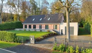 SOUS OPTION Une magnifique villa de construction traditionnelle entourée d'un jardin-parc de 30 ares au bord SUD du très prisé Bois du Strihoux...