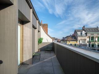 <strong>Architecturaal 2-slaapkamerappartement met zonnig terras in het historische stadscentrum van Gent.</strong><br /><br />Een bijzondere realisatie uit 2024, waar <strong>serene architectuur en hoogwaardige afwerking</strong> samenkomen. Het appartement maakt deel uit van een <strong>kleinschalige residentie</strong> op een absolute toplocatie, midden in het historische centrum van Gent.<br /><br />Het project ontstond uit de doordachte <strong>reconversie van een voormalige herenwoning </strong>ontworpen door H. en V. Vaerwyck<strong>,</strong> aangevuld met hedendaagse architectuur.<br /><br /><strong>Grote raampartijen</strong> zorgen voor een overvloed aan <strong>natuurlijk licht</strong> en versterken het gevoel van rust en openheid.<br />De<strong> ruime, privatieve buitenruimte met groendak</strong> en <strong>zuidelijke oriëntatie</strong> biedt voldoende plaats om tot rust te komen of buiten te dineren.<br /><br />Het <strong>duplexappartement</strong> beschikt over een bewoonbare oppervlakte van ca. 120 m² Op de <strong>eerste verdieping</strong> bevinden zich de <strong>woonkamer</strong>, <strong>twee slaapkamers</strong>, een <strong>badkamer</strong>, <strong>gastentoilet</strong>, en <strong>technische berging.</strong><br /><br /><strong>Hoge plafonds</strong>, <strong>kwalitatief schrijnwerk</strong>, <strong>parketvloeren</strong> en <strong>natuursteen</strong> dragen bij aan een afwerkingsgraad die aansluit bij de architectuur en het volume van het appartement.<br />Hedendaagse technieken en een EPC A zorgen voor <strong>energiezuinig wooncomfort</strong>.<br /><br />De <strong>bovenste verdieping</strong> biedt plaats aan een ruime <strong>leefkeuken</strong> met <strong>eetplaats</strong>, <strong>berging</strong> en directe aansluiting op het <strong>terras</strong>.<br /><br />De kleinschalige residentie combineert <strong>nieuwbouwcomfort</strong> met een <strong>lage kostenstructuur </strong>en beschikt bovendien over een handige, beveiligde fietsenberging <strong>midden in de stad.</strong><br /><br /><strong>Een zeldzame opportuniteit voor wie op zoek is naar kwaliteit, architectuur en rust in het centrum van Gent, nabij het Belfort en de Vrijdagsmarkt.</strong>