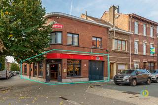 <p><span>Met een levendige bevolking ademt Vilvoorde bruisende energie uit. Deze commerciële gelijkvloerse ruimte (horeca), perfect gelegen in het hart van de stad, geniet van een uitstekende zichtbaarheid en vlotte bereikbaarheid. De polyvalente ruimte van 61 m² is volledig instapklaar en beschikt over een reeds ingerichte bar, tafels en stoelen. Dankzij de grote raampartijen geniet de ruimte van een aangename lichtinval en een open uitstraling. De aanwezige keuken beschikt over de nodige aansluitingen, maar is niet uitgerust met toestellen, zodat deze verder kan worden ingericht volgens de noden van uw onderneming. Verder zijn er sanitaire voorzieningen voor zowel mannen als vrouwen aanwezig. Een tweede zaal biedt extra mogelijkheden en kan flexibel worden benut. Daarnaast beschikt het pand over een ruime kelder van 60 m², ideaal voor extra stockage. Er zijn geen verplichte contracten met leveranciers, waardoor u de vrijheid behoudt om zelf uw leveranciers en diensten te kiezen. Ontdek de vele mogelijkheden van deze centraal gelegen commerciële ruimte en geef uw onderneming de ruimte om te groeien. Neem vandaag nog contact met ons op voor een bezichtiging. Geen lasten of provisies. Onmiddellijk beschikbaar.</span></p><p><span> </span></p>