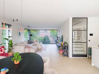 Hoogwaardig afgewerkte nieuwbouwwoning (BJ 2023) met onder meer drie slaapkamers en twee badkamers op een gunstig perceel van circa 515 m² in Lievegem.<br /><br />Hier woont u op korte fietsafstand van het centrum van Lievegem, met winkels, scholen en andere voorzieningen binnen handbereik. Gent centrum is vlot bereikbaar via de N9.<br /><br />Deze bijna-energieneutrale woning (EPC-label A+) heeft een bruto vloeroppervlakte van 232 m² en biedt bijzonder veel comfort.<br /><br />De inkomhal is afgewerkt met maatmeubilair en omvat een gastentoilet. De ruime zithoek geniet van veel natuurlijk licht dankzij het halfopen karakter van de woning. De leefkeuken met eiland werd hoogwaardig afgewerkt en is uitgerust met Miele-toestellen. Aansluitend bevindt zich een ruime en praktische berging. De eetplaats biedt moeiteloos plaats aan familie en vrienden en sluit naadloos aan op het terras en de tuin.<br /><br />Op de bovenverdieping bevinden zich drie volwaardige slaapkamers, twee badkamers en extra bergruimte. <br /><br />Dankzij de individuele geothermie, vloerverwarming met passieve koeling, externe zonnewering en een ventilatiesysteem type D geniet u het hele jaar door van een aangenaam binnenklimaat en investeert u in een toekomstgerichte woning.<br /><br />De verzorgde voortuin met twee autostaanplaatsen en een elektrische laadpaal vormt een mooie aanvulling op het wooncomfort.<br /><br />De verkoop geschiedt onder registratierechten, geen btw. 