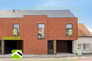 Découvrez cette maison moderne et économe en énergie. Laissez-vous émerveiller par l'espace qu'offre cette maison, par la terrasse paisible et le jardin clos. Tout le confort moderne est présent. C'est un bel endroit où vivre !<br /><br />Disposition de la maison :<br />- hall d'entrée : porte d'entrée en aluminium noir élégante avec miroir, espace pour vestiaire ;<br />- espace de vie &amp; cuisine : cuisine ouverte, entièrement équipée, design blanc moderne et îlot de cuisine avec comptoir pour tabourets ;<br />- salon spacieux avec beaucoup de lumière naturelle et grande baie vitrée donnant sur la terrasse et le jardin ;<br />- terrasse : grande terrasse entièrement carrelée, jardin clos de murs habillés avec goût, terrasse orientée sud-ouest ;<br />- débarras/buanderie : spacieux et attenant à la cuisine ;<br />- toilettes invités.<br /><br />Étage :<br />- 2 chambres spacieuses, dont une avec dressing attenant ;<br />- dressing de luxe séparé pour lui et pour elle ;<br />- salle de bains : douche à l'italienne avec paroi en verre, double lavabo avec armoires, possibilité de baignoire et raccordement pour radiateur sèche-serviettes ;<br />- toilettes séparées.<br /><br />Grenier :<br />- escalier fixe menant à la magnifique chambre mansardée, idéale comme chambre de luxe, chambre d'adolescent, espace de loisirs ou de travail à domicile...<br />- espace technique séparé.<br /><br />Carport : spacieux et pratique.<br /><br />Maison finie dans une architecture épurée, brique rouge, menuiserie en aluminium noir et finitions de haute qualité. Grâce aux grandes baies vitrées, vous bénéficiez de beaucoup de lumière et d'un confort de vie optimal. Économe en énergie et moderne.<br /><br />Saviez-vous que dans cette maison BEN (presque neutre en énergie), vous ne paierez que 50% de la taxe foncière les 5 premières années !<br /><br />Les plans sont disponibles en téléchargement sur notre site web.<br /><br />Pour en savoir plus, envoyez un e-mail à roland@immo-leroi.be ou appelez le 012/23.00.23.