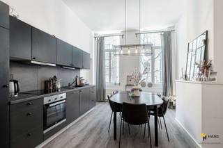 Wonen in het centrum en profiteren van al het moois dat de stad te bieden heeft? Het kan in dit instapklare appartement in de Nationalestraat...