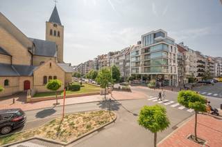 Magnifiek gerenoveerd appartement van 150 m², heel goed gelegen op enkele passen van de zee, de Dumortierlaan, de Kustlaan en het Van Bunnenplein. Indeling: Inkomhal. Prachtige woon- en eetkamer voorzien van doorkijk gashaard, bar en open zicht op de Dumortierlaan en Van Bunnenlaan. Open keuken met Miele toestellen. Berging met aansluiting voor wasmachine en droogkast. Tweede inkomhal met vestiaire en gastentoilet. Eerste slaapkamer met ingemaakte kasten en badkamer (dubbele lavabo, bad). Tweede ruime slaapkamer met ingemaakte kasten. Beide slaapkamers geven toegang tot het terras achteraan. Douchekamer. 3de slaapkamer met ingemaakte kasten en douchekamer. Meubelen inbegrepen in de prijs. Gemeenschappelijke fietsenberging op het gelijkvloers. Privatieve kelder.
