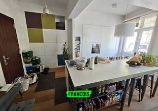 Dit stijlvol gerenoveerde appartement (2009) met een bewoonbare oppervlakte van 101 m² (EPC) bevindt zich op de eerste verdieping van een kleinschalige residentie met slechts vier entiteiten. Gelegen in het centrum van Koekelberg, op wandelafstand van het Elisabethpark, geniet u hier van een uitstekende ligging met alle voorzieningen zoals invalswegen klein ring, openbaar vervoer, scholen, basiliek en andere recreatieve mogelijkheden binnen handbereik.<br /><br />Het appartement verwelkomt u in een ruime en lichtrijke leefruimte met balkon waar comfort en gezelligheid centraal staan. Aansluitend vindt u een open, volledig uitgeruste keuken die naadloos aansluit bij de leefruimte. De volwaardige slaapkamer beschikt over een ensuite badkamer, voorzien van twee lavabo’s en een moderne inloopdouche. Verder is er nog een praktische berging met aansluiting voor een wasmachine. Een kelder en een zolderuimte vervolledigt het appartement.<br /><br />Divers; dubbele/driedubbele beglazing in pvc raamprofiel, geen syndicus, verwarming op aardgas (recente nieuwe boiler (viessman)) sinds 5 jaar, parket en-mozaïekvloeren, elektriciteit conform en EPC D.<br /><br />Een ideale opportuniteit voor wie op zoek is naar een instapklaar appartement met karakter op een centrale locatie te Brussel.<br /><br />
