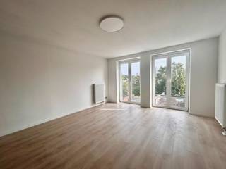 IN OPTIE! Op zoek naar een instapklare duplex? Zo eentje met twee slaapkamers, een gezellig dakterras en centraal gelegen? Wel... kijk goed... want, dit is misschien het appartement dat u zoekt! <br /><br />Volledig gerenoveerd, gelegen op de tweede en derde verdieping van een verzorgd, kleinschalig gebouw in de Lange Lobroekstraat 161 te Antwerpen.<br />Het appartement heeft een oppervlakte van ca. 107 m² en beschikt over een aangenaam dakterras.<br />Indeling: Ruime leefruimte, volledig nieuwe geïnstalleerde keuken<br />2 slaapkamers, geïnstalleerde badkamer en gezellig terras<br /><br />Het appartement wordt momenteel grondig en volledig gerenoveerd en is bijna instapklaar, met een moderne en frisse afwerking. <br /><br />Beschikbaar: begin / half juni 2026<br />🤞 Huurprijs: €1125/maand, Algemene kosten: €50/maand, Nutsvoorzieningen: individueel<br /><br />Voor meer info:📞 03 203 02 02 📧 immo@sidimex.be<br /><br />#sidimex #vastgoed #tehuur#verhuur #antwerpen #realestate #pandentehuur#ontwikkelen #makelaar #sidimeximmobiliën #bijonszituvastgoed #investeren #bijonszituvastgoed