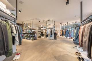 This commercial property enjoys an absolute prime location on Kustlaan 18, opposite the iconic Lichttorenplein - one of the most...