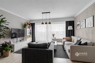 <p><span>Nieuwdreef 129 (6e verd.) - Merksem</span></p><p><span> </span></p><p><span> </span></p><p><span> </span></p><p><span>Instapklaar appartement (97 m²) met 2 slaapkamers, autostaanplaats en 2 terrassen in Merksem</span></p><p><span>In de Nieuwdreef woon je op een centrale locatie, vlak bij de Bredabaan en het Runcvoortpark. Dankzij de uitstekende verbindingen met bus, tram, het velo-deelsysteem en de wagen geniet je hier van een vlotte bereikbaarheid. Ook winkels, supermarkten, scholen en andere voorzieningen bevinden zich op wandel- of fietsafstand.</span></p><p><span>Het appartement bevindt zich op de zesde verdieping van een verzorgd gebouw met negen verdiepingen, waarvan het dak geïsoleerd is. De vaste kosten bedragen €200 per maand en omvatten alle kosten, met uitzondering van de verwarming. De elektriciteit is conform en de aluminium ramen zijn voorzien van dubbele beglazing. Doorheen de jaren werden bovendien verschillende vernieuwingen uitgevoerd, waaronder een nieuwe verwarmingsketel, vernieuwde vloeren en een vernieuwd toilet. Dit alles resulteert in een gunstige EPC-score B, zodat je zonder grote energetische investeringen kan genieten van een comfortabele woonst.</span></p><p><span>Via de veiligheidsdeur kom je binnen in de aparte inkomhal met praktische vestiairekast. Van hieruit bereik je de lichtrijke woonkamer van ongeveer 33 m², die dankzij de grote raampartijen baadt in het natuurlijke licht. Aansluitend bevindt zich de aparte keuken van 11 m², uitgerust met alle hedendaags comfort en voorzien van een handige berging.</span></p><p><span>Vooraan heb je toegang tot het eerste, west-georiënteerde terras van 7 m², waar je heerlijk van de namiddag- en avondzon kan genieten.</span></p><p><span>De nachthal geeft toegang tot een berging/wasplaats van 3 m², een apart gastentoilet en de badkamer van 5 m², uitgerust met een dubbele lavabo en een ligbad/douche. Achteraan bevinden zich twee volwaardige slaapkamers van telkens 15 m². Vanuit één van de slaapkamers bereik je het tweede, oost-georiënteerde terras van 7 m², ideaal om de dag te starten in de ochtendzon.</span></p><p><span>Tot slot beschikt het gebouw over een gemeenschappelijke fietsenstalling en is er een autostaanplaats apart aan te kopen voor €20.000.</span></p><p><span>Ben je op zoek naar een rnstapklaar appartement met twee terrassen en een gunstige energiescore op een centrale locatie? Mis deze kans niet! Bewoonbare opp. 97 m² – ref.: bruto vloeropp. Voor meer info of een gratis schatting surf naar </span><span><span>www.hansimmo.be</span></span></p><p><span> </span></p>