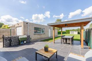 Op zoek naar een charmante woning met ruimte, comfort en een aangename buitenomgeving? Deze verzorgde halfopen bebouwing is gelegen in een zeer rustige straat, net buiten het centrum van Sint-Niklaas. <br /><br />De woning werd in 2007 volledig gestript en grondig vernieuwd, waardoor ze vandaag een mooie combinatie biedt van hedendaags comfort en een aangename woonbeleving.<br /><br />Bij het binnenkomen wordt u meteen verwelkomd in een aangename en lichtrijke leefruimte. Dankzij de grote raampartijen geniet u hier van een mooie hoeveelheid natuurlijk licht. De leefruimte sluit naadloos aan op de <strong>open keuken</strong>.<br /><br />De <strong>moderne keuken</strong> is volledig uitgerust met de nodige toestellen, waaronder een oven, combioven, vaatwasmachine en kookvuur, en beschikt bovendien over een gezellig kookeiland dat zorgt voor extra werk- en zitruimte.<br /><br />Op het gelijkvloers bevindt zich eveneens de ruime badkamer, voorzien van een inloopdouche, toilet en aansluitingen voor wasmachine en droogkast.<br /><br />Op de eerste verdieping bevinden zich twee volwaardige slaapkamers en een kleinere kamer die perfect kan dienen als kinderkamer, bureau of dressing. Eén van de slaapkamers beschikt bovendien over een eigen badkamer, wat zorgt voor extra privacy en comfort.<br /><br />Buiten beschikt de woning over een ruime tuin en een groot terras met een mooi uitzicht over de omliggende velden. Daarnaast is er een aparte garage, die extra parkeergelegenheid en bergruimte biedt.<br /><br />Ook op praktisch vlak scoort deze woning goed, met een <strong>gunstig EPC-label B, </strong> <strong>zonnepanelen, een asbestveilig attest en een conforme keuring van de elektrische installatie</strong>.<br /><br />Bent u benieuwd naar deze woning? Neem dan zeker contact met ons op voor meer informatie of plan een bezoek via emily@claves.be of 03 502 98 74.