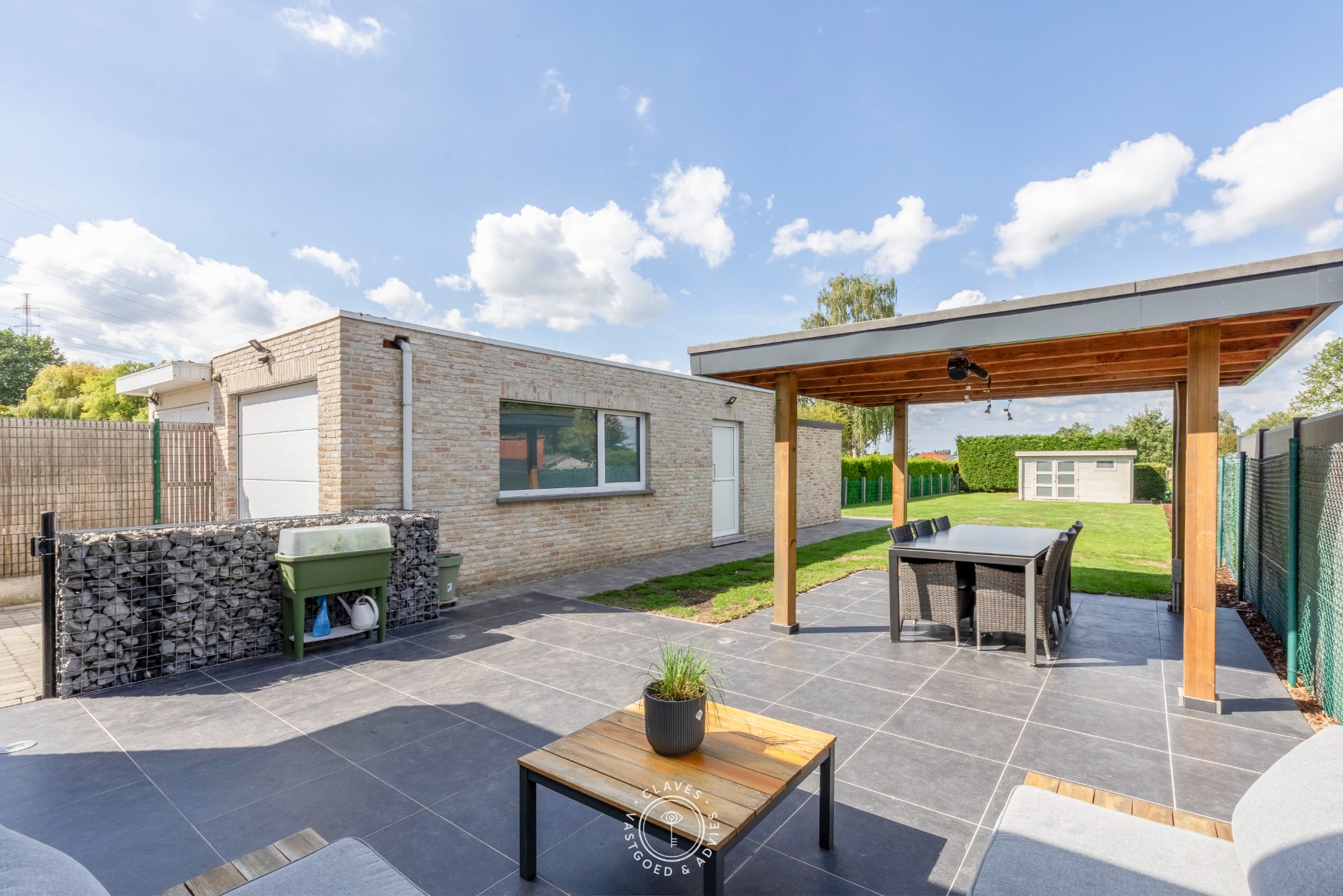 Vernieuwde halfopen bebouwing met grote tuin - foto 1