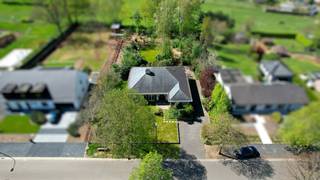 <p><strong>Ruime woning met 3 slaapkamers, 2 badkamers, een Finse sauna en wijnkelder, gelegen op een perceel van maar liefst 1950 m². Deze goed onderhouden woning ligt aan een van de mooiste lanen van Tessenderlo en biedt diverse extra's. EPC 661 kWh/m² Label: F.</strong></p>
<p><strong>Ligging: </strong>gelegen in<strong> </strong>een rustige en groene woonwijk die zich kenmerkt door haar residentiële uitstraling en aangename leefomgeving. Gelegen op een strategische locatie, biedt de wijk zowel de rust van een buitengebied als de nabijheid van het centrum van Tessenderlo. <strong><br /><br />Indeling: -1: </strong>kelder, wasberging, slaapkamer, saunakamer, wijnkelder, verwarmingslokaal. <strong>Gelijkvloers:</strong> inkomhal, gastentoilet, badkamer, living, keuken, bureau, slaapkamer. <strong>+1: </strong>zolder. <strong><br /><br />Omschrijving: </strong>de woning is volledig onderkelderd en bestaat uit meerdere ruimtes, waaronder een ontspanningsruimte met een Finse sauna voor 4 personen en een spa bad, een wijnkelder, een slaapkamer/logeerkamer, een berging met aansluitingen voor wasmachine en droogkast, een cv-ruimte, en een garage met plaats voor twee auto's.</p>
<p>Op het gelijkvloers vindt u een inkomhal die toegang biedt tot de leefruimte, een slaapkamer, de badkamer en de zolder. Daarnaast zijn er twee ruime slaapkamers, waarvan één met een dressing en toegang tot een overdekt terras. De vernieuwde badkamer is uitgerust met een dubbele lavabo en een inloopdouche. De leefruimte is licht en ruim, voorzien van een open haard en grote raampartijen. De open keuken is luxe afgewerkt en bevat een grote spoelunit, heteluchtoven, een Boretti dominosysteem met gasvuur, elektrische grill, teppanyaki, visbrander, ingebouwde friteuse, dubbele dampkap, vaatwasmachine en koelkast.</p>
<p>De zolder van 60 m² biedt de mogelijkheid om extra kamers in te richten.<br /><br /><em>Verkoper geeft een korting van € 10.000 op de vraagprijs om de EPC waarde te verbeteren van F naar D.<br /><br /></em><strong>Extra's:</strong></p>
-Renovatie in 2004<br />-Eiken parketvloeren<br />-Dubbele beglazing met houten kaders in hardhout<br />-Rolluiken<br />-Verwarming met convectoren op stookolie<br />-Geïsoleerde vloerplaat<br />-Grote tuin<br />
<p><strong>Voor meer informatie of een vrijblijvend bezoek kunt u ons bereiken op info@vansweevelt.be of 014 41 42 42. </strong></p>
<p><strong>Bijzondere informatieplicht: </strong>in aanvraag.<br /><br /><em>Deze woning valt onder de renovatieplicht. Voor meer info kijk op de website van het Vlaams Energie- en Klimaatagentschap: https://energiesparen.be/renovatieverplichting</em></p>