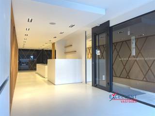 <p><span>Deze uitzonderlijke commerciële ruimte is gelegen in het hart van Deinze. Met een royale oppervlakte van 181m², biedt dit pand talloze mogelijkheden voor uw onderneming. </span></p><p><span>De inrichting straalt moderniteit en stijl uit, met strakke lijnen en eigentijdse elementen die een professionele uitstraling waarborgen. Grote ramen aan de voorzijde zorgen voor overvloedig natuurlijk licht, wat bijdraagt aan een aangename en uitnodigende sfeer.</span></p><p><span>De totale ruimte is op heden in twee delen ingedeeld, doch gemakkelijk naar wens worden aan te passen om aan uw zakelijke noden te voldoen. </span></p><p><span>De ruimte vooraan is op heden modern aangekleed als multifunctionele handelsruimte.</span></p><p><span>De grote ruimte achteraan is dan weer ideaal als stockageruimte met o.a. een aparte kitchenette. </span></p><p><span>Gelegen op een strategische locatie, geniet u van uitstekende zichtbaarheid en gemakkelijke toegankelijkheid, wat cruciaal is voor het succes van uw onderneming. Dit pand is de perfecte keuze voor iedereen die zijn commerciële dromen wil waarmaken in een bloeiende omgeving.</span></p><p><span>Interesse? Neem contact met ons op voor meer informatie of om een bezichtiging te plannen via info@excellent-vastgoed.be.</span></p>