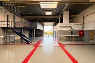 Magnifiek gelegen<strong> kantoorruimte van 529 m²</strong> te koop met visibiliteit vanaf de bedrijvige Pontbeeklaan aan de rand van Brussel (Zellik).<br />Fenomenale bereikbaarheid dankzij de nabijheid van de <strong>R0 en de E40. </strong><br /><br />De <strong>kantoorruimtes</strong> bevinden zich in het kwalitatieve <strong>Sphere Business Park</strong> , het gebouw is opgebouwd uit een stevige betonstructuur met polybetonvloeren (3 T/m²) en is uitgerust met moderne technieken zoals TL/LED-verlichting, ventilatiesystemen, een warmtepomp en airco die zowel kan verwarmen als koelen. Verwarming gebeurt via een recente gasketel, wat zorgt voor extra efficiëntie. Met maar liefst <strong>100 zonnepanelen</strong> en een energieneutraal op het 1ste verdiep biedt dit pand een vooruitstrevend antwoord op hedendaagse energie-uitdagingen.<br />Naast functionele troeven zoals een lift, camerabewaking en <strong>10 parkeerplaatsen</strong>, beschikt het gebouw ook over een ruime, rustige binnentuin, een volledig uitgeruste fitness en een luxueuze keuken op de 1ste verdieping.<br />Dit pand is uitermate geschikt voor uiteenlopende invullingen en biedt dankzij zijn moderne infrastructuur en energiezuinige karakter een bijzonder interessante opportuniteit voor wie toekomstgericht wil investeren.<br /><br />De <strong>opslagruimte van +/- 205 m²</strong> met een vrije hoogte van 6 m en geïsoleerd dak is bijzonder functioneel en kwalitatief afgewerkt, ideaal voor diverse logistieke of bedrijfsmatige toepassingen. Opgetrokken in een solide betonstructuur met polybetonvloeren die een belasting tot 3 T/m² aankunnen, biedt deze ruimte de nodige stevigheid voor zowel zware als lichte opslag. Dankzij een grote lichtstraat en efficiënte LED-verlichting is de ruimte aangenaam verlicht, <strong>2 ruime sectionale poorten</strong> van 4 m B x 4,5 m H zorgen voor een vlotte toegang. <br /><br />Aarzel niet en contacteer<strong> PANORAMA B2B</strong> voor bijkomende inlichtingen, plannen of een plaatsbezoek <strong>0477 09 00 09</strong>.