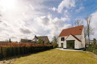 <p>Deze prachtige vrijstaande nieuwbouwwoning combineert hoogwaardige afwerking met een tijdloze en stijlvolle architectuur. De grote raampartijen en open structuur zorgen voor veel natuurlijke lichtinval en creëren een naadloze verbinding met het terras en de tuin.</p>
<p>De BEN-woning met een E-peil van 6 is gelegen in een bijzonder groene en rustige omgeving, met achteraan een vrij en blijvend zicht op natuurgebied. Dit gebied maakt deel uit van de Hegte Heyde (ca. 10 ha) en sluit aan op het Molenbos (Trappisten) en de beschermde Brechtse Heide.</p>
<p><strong><br />Indeling<br /><br />Gelijkvloers</strong><br />Inkomhal met gastentoilet. Lichtrijke leefruimte met grote schuiframen die directe toegang bieden tot het ruime terras. De leefruimte is ingedeeld in een gezellig salon en eetkamer, met een sterke connectie naar buiten. Een gelijkvloerse kamer aan de voorzijde kan perfect dienst doen als bureel, speelkamer of extra slaapkamer.</p>
<p>De open keuken vormt het hart van de woning en valt op door haar hoogte tot in de nok en grote raampartij. Ze is uitgerust met een kookeiland, aanrecht en ontbijttoog/koffiecorner en biedt een prachtig zicht op de volledig aangelgde tuin en het achterliggende natuurgebied.<br />Voorzien van alle comfort: inductiekookplaat, dampkap, koelkast, diepvries, combi-oven (groot formaat) en vaatwasser.</p>
<p>Aansluitend bevindt zich een praktische wasplaats/berging voorzien van ingemaakte kasten en met toegang tot de inpandige garage met automatische poort, uitgietbak en aparte dienstingang.<br /><br /></p>
<p><strong>Eerste verdieping</strong><br />Ruime hoofdslaapkamer met dressing en ensuite badkamer afgewerkt in mortex (dubbele lavabo, ligbad en inloopdouche).<br />Slaapkamers 2 en 3 maken gebruik van een tweede badkamer met lavabo en douche. Apart nachttoilet op de nachthal.</p>
<p><strong><br />Tweede verdieping</strong><br />Twee ruime polyvalente kamers, ideaal als extra slaapkamers, hobbyruimte of bureau, evenals een grote berging en technische ruimte.</p>
<p><strong><br />Troeven<br /></strong>Grote raampartijen met maximale lichtinval<br />Sterke connectie tussen binnen en buiten<br />Gelegen op korte afstand van AZ-Voorkempen en invalswegen<br />Grenzend aan natuurgebied<br />Volledig aangelegde tuin en oprit<br />Bevloering gepolierde beton of parket<br />Vloerverwarming met warmtepomp<br />Zonnepanelen<br />Regenwaterput (15.000 L)<br />Ventilatiesysteem<br />Elektriciteit 400V<br />E-peil 6 – label A – score 9 kWh/m2<br />Verkoop onder BTW-stelsel (21%)</p>
Vg-Wg-Gvkr-Vv-Gdv-Gworg