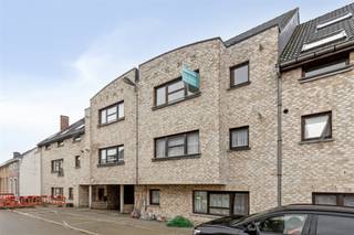 Nous vous présentons un charmant appartement situé à Ninove, offrant une surface habitable de 82,5 m². Ce bien joliment fini et lumineux propose...